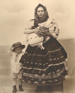 Femme et enfants slovaques, c.1910