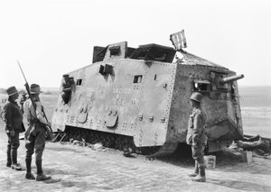 Un char allemand capturé par le 26e bataillon à Monument Wood près de Villers-Bretonneux le 14 juillet 1918 et ensuite récupéré pour le musée de guerre australien par la 5e brigade britannique de chars, 4 août 1918