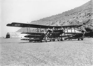 Un avion Handley-Page 0400 avec quelques avions Bristol Fighter à l