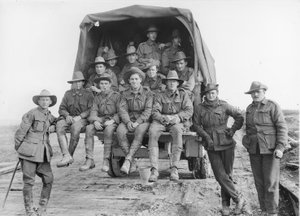 Un camion chargé de renforts d