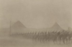 Infanterie australienne marchant pendant une tempête de poussière, connue en Égypte sous le nom de Khamseen, 1915 - Australian Photographer