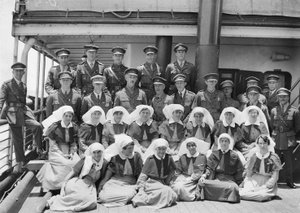 Portrait de groupe des officiers médicaux supérieurs et du personnel à bord du HMAT Wahehe, lors du voyage de retour en Australie, septembre 1919-octobre 1919