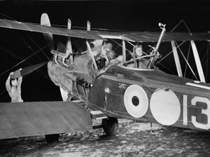 Lieutenant Stanley George Brearley, pilote, et lieutenant Robert Harold Taylor, observateur, du No. 69 Squadron (australien), Royal Flying Corps (RFC), partant pour une opération de bombardement nocturne