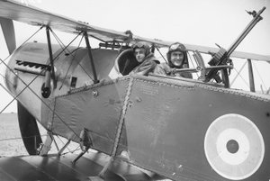 Lieutenant Brown (à gauche) et Lieutenant G Finlay (à droite), du Corps Aérien Australien dans un avion Bristol Fighter, vers décembre 1917