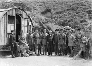 M. Georges Benjamin Clemenceau, Premier ministre français, visitant la 4e division, une visite unique sur le front australien, 7 juillet 1918 - Australian Photographer