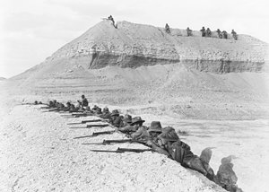 Vue latérale des hommes de la 5e Brigade de Cavalerie Légère Australienne, en alerte, dans une section de la tête de pont, avril 1918