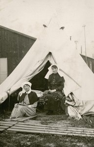 Sœur Eleanor Wibmer Jeffries et sœur Nellie Constance Morrice (à droite) devant leur tente à l