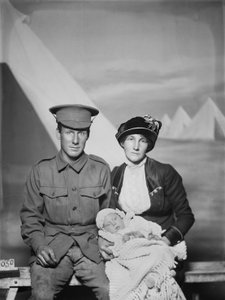 Portrait en studio du soldat George Beamish Swanton, 24e bataillon australien, de Werribee, Victoria, avec sa femme Nellie et leur jeune bébé, Joan Helen, vers mai 1915 - Australian Photographer