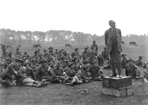 Le très honorable William Morris (Billy) Hughes, debout sur une plateforme composée de quatre caisses de munitions, s