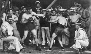 Marins non identifiés regardant un match de boxe parmi eux à bord du HMAS Melbourne, 1915