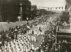 Femmes tenant une marche pour la journée de la paix le long de King William Street, Adélaïde, Australie-Méridionale, novembre 1918 - Australian Photographer