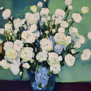 Fleurs blanches dans un vase bleu
