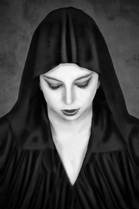 La mystérieuse femme à la capuche