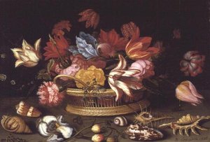 Un panier de fleurs avec des coquillages sur un rebord