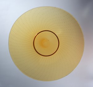 Plat en ambre avec motif de bulles incluses, fabriqué par James Powell & Sons, c.1938