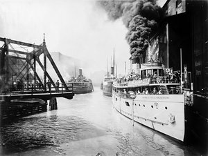 Bateaux de passagers dans la rivière Chicago, Chicago, Illinois, USA, vers 1905 (photo n/b)