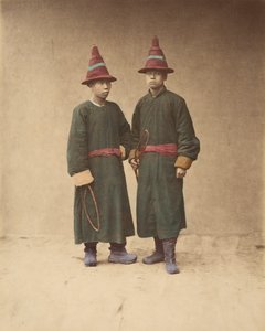 Deux hommes chinois en tenue traditionnelle assortie