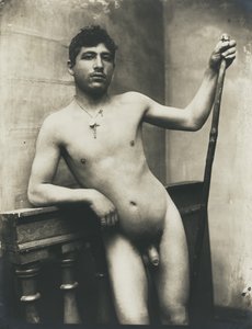 [Homme nu avec un bâton et un collier de crucifix].