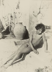 [Jeune homme nu allongé sur des marches]