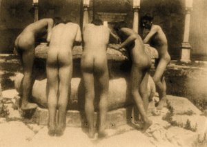 Étude de cinq garçons regardant dans un puits, Sicile, vers 1900