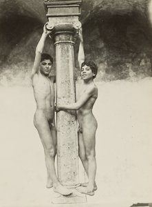 [Deux garçons se tenant à une colonne] - Baron Wilhelm von Gloeden