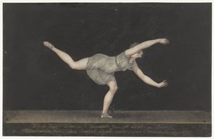 Danseuse Annette Köbler, exécutant le Pas-de-Zephir