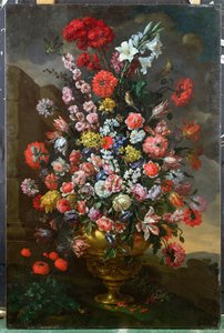 Lys, tulipes, œillets, pivoines, convolvulus et autres fleurs dans une urne en bronze avec des oiseaux, une tortue et des papillons dans un paysage, 1718 - Bartolomeo Bimbi