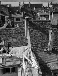 Toits à pignon et linge séchant sur des maisons de village anciennes italiennes