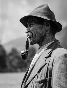 Homme de campagne italien ou paysan avec une pipe