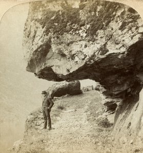 Homme sur une falaise surplombant Naeroyfjord, Sogne, Norvège