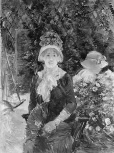 Jeune femme dans un jardin