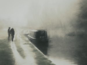 Promenade le long du canal brumeux - Bill Eiffert