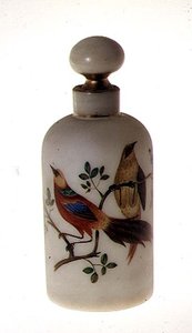 Bouteille en opaline avec décoration dorée et émaillée, milieu du 19e siècle
