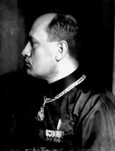 Portrait en buste de profil de Benito Mussolini en chemise noire et décorations militaires