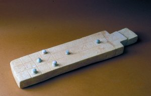 Plateau de jeu avec pièces, de Tell Beit Mirsim, Jordanie, vers 2000-1700 av. J.-C.