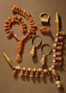 Bijoux, Cananéens, de Deir al-Balah, Gaza, c.14e siècle av. J.-C. (or et pierres précieuses)