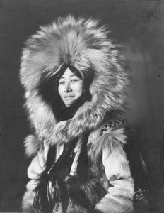 Femme esquimaude posant, c.1915