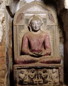 Bouddha assis en méditation (pierre polychrome)