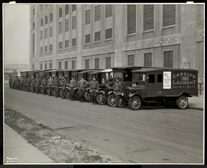 Une ligne de camions de livraison garés devant la blanchisserie Carolyn au 111 East 128th Street, East Harlem, New York, 1929