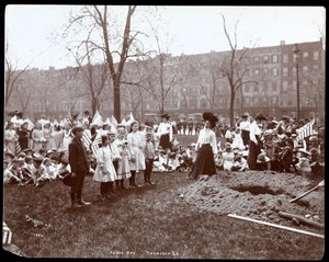 Adultes et enfants tenant des drapeaux autour d
