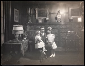 Clarence Mackay avec ses enfants dans la bibliothèque de Harbor Hill, à Roslyn, Long Island, c.1905