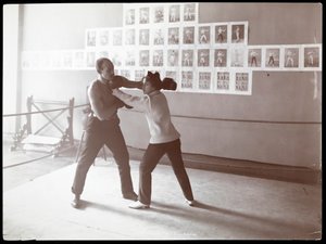 Edna Wallace Hopper posant dans un ring de boxe avec Jack Cooper à son gymnase à Broadway et 37e rue, New York, 1899