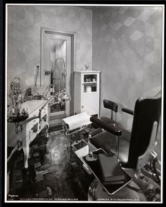 Vue intérieure de la salle de pédicure au salon de beauté Charles of the Ritz dans le Ritz Tower Hotel, Park Avenue et 57th St, New York, 1932