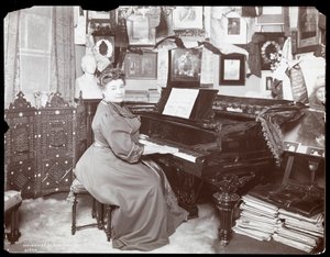 Madame Schumann Heink assise au piano, 1906