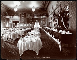 Tables dressées dans la salle de banquet de l