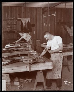 Deux hommes travaillant dans l