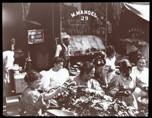 Vue de femmes achetant des légumes à un colporteur sur Hester Street, New York, 1898 (tirage à la gélatine argentique)