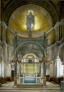 Architecture byzantine : le presbytère. Le maître-autel, le ciborium avec des colonnes d