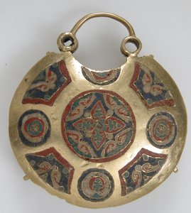Pendentif de temple avec deux oiseaux flanquant un arbre de vie (devant) et motifs géométriques et végétaux (dos), Rus