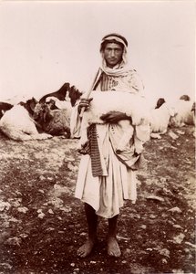 Un berger portant un agneau, c.1894-1914